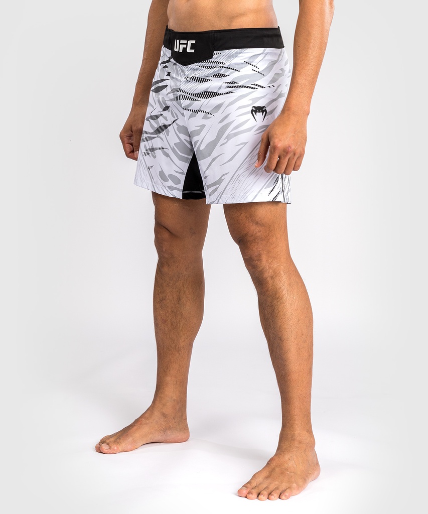 Venum Fight Shorts UFC Fusion  Authentic Fight Night Short Fit, Weiß 2