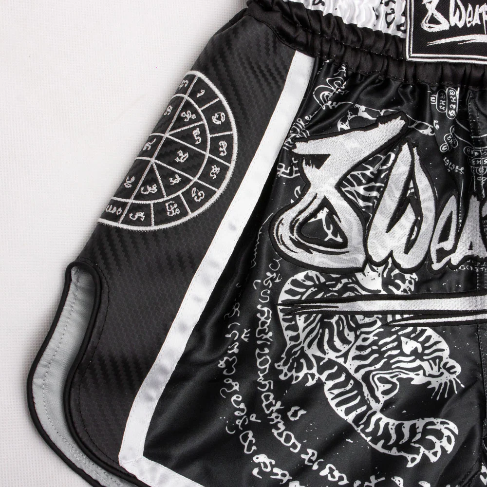 8Weapons Muay Thai Shorts Carbon Sak Yant Tigers, Schwarz