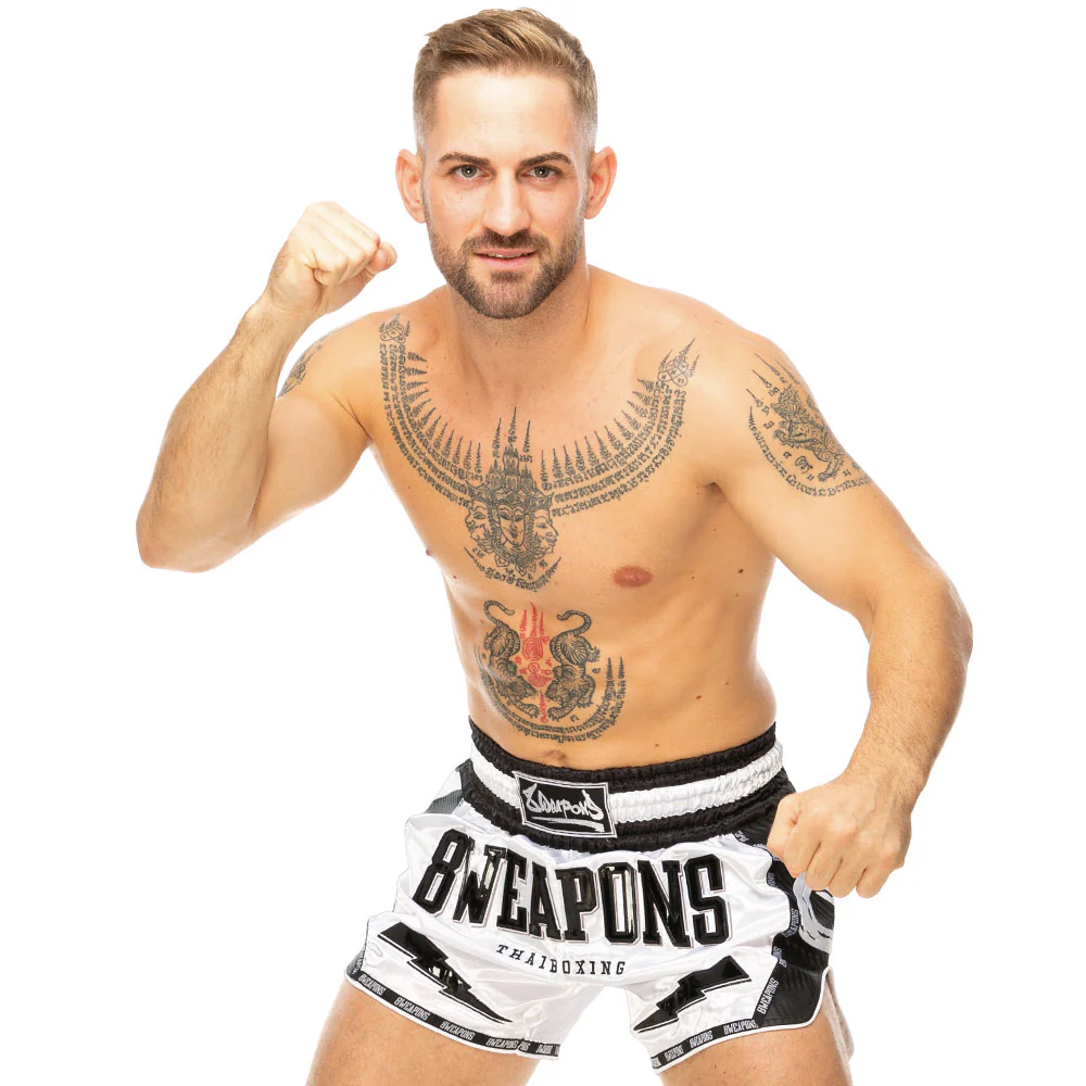 8Weapons Muay Thai Shorts Carbon Snow Night, Weiß