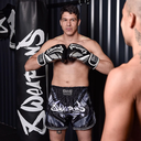 8Weapons Muay Thai Shorts Shift, Schwarz
