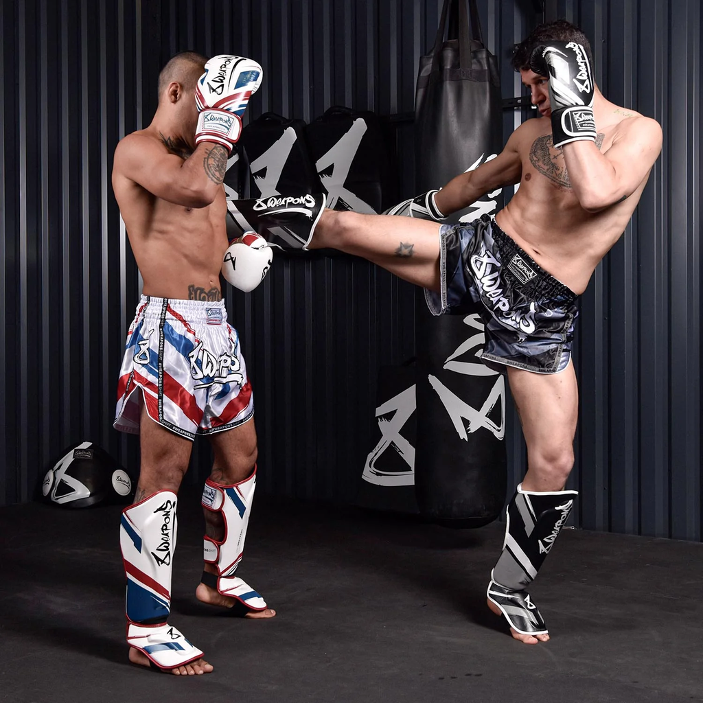 8Weapons Muay Thai Shorts Shift, Schwarz