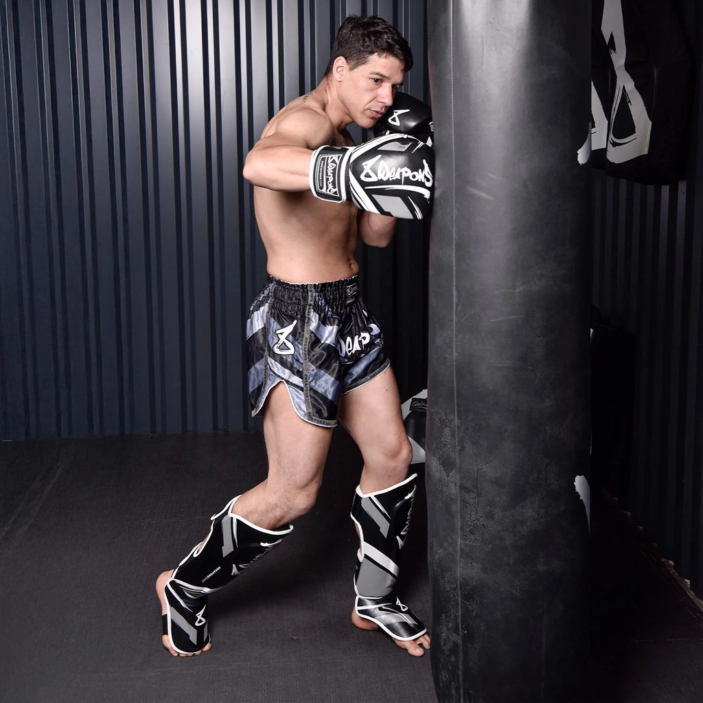 8Weapons Muay Thai Shorts Shift, Schwarz